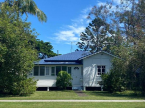 Original Surf Cottage in heart of Pottsville Beach Pottsville